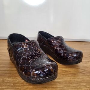 Sanita Brown Reptile Skin Embossed Patent Leather Clogs Womens Size 36 US 5.5/6